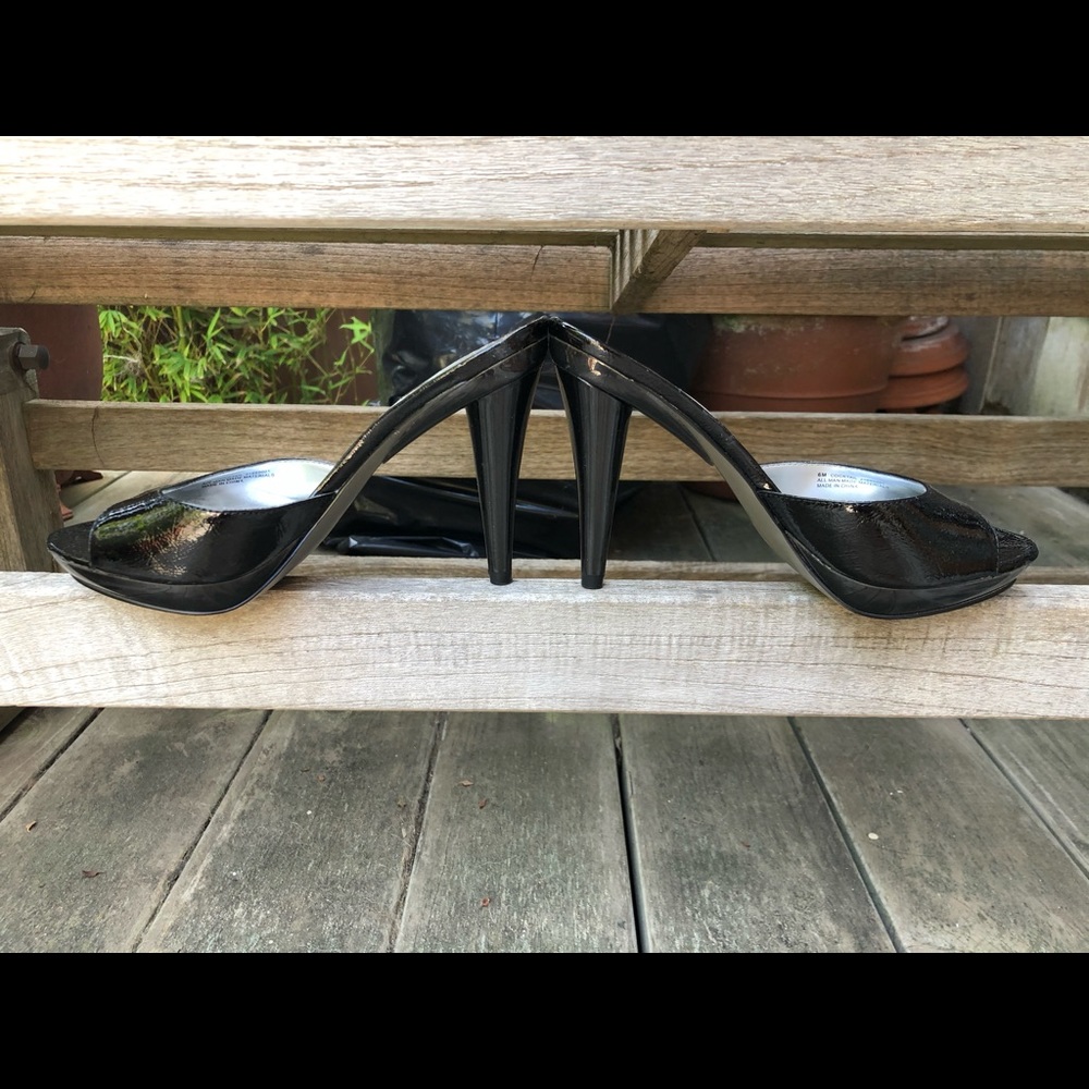 Never worn. Excellent condition, comfy mules.